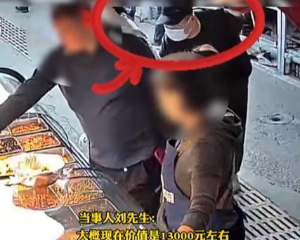 “穷疯了？”吉林，夫妻俩推着婴儿车逛菜场，孩子手上戴了一个13000元的12g金