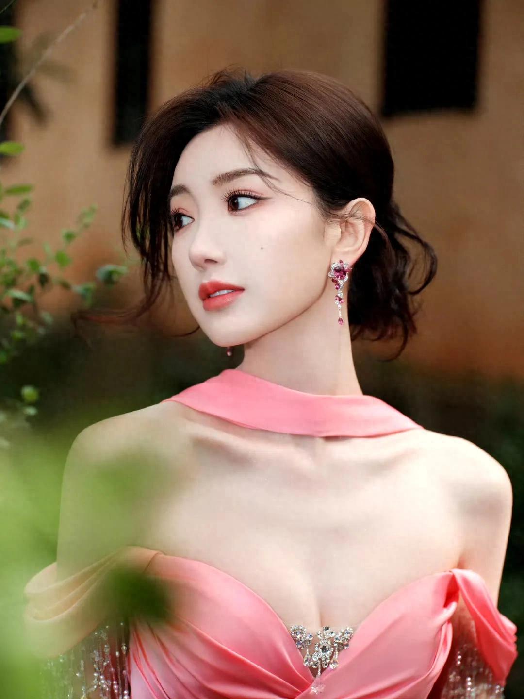 女星毛晓彤公主风采：和夏天来一场浪漫的约会！
