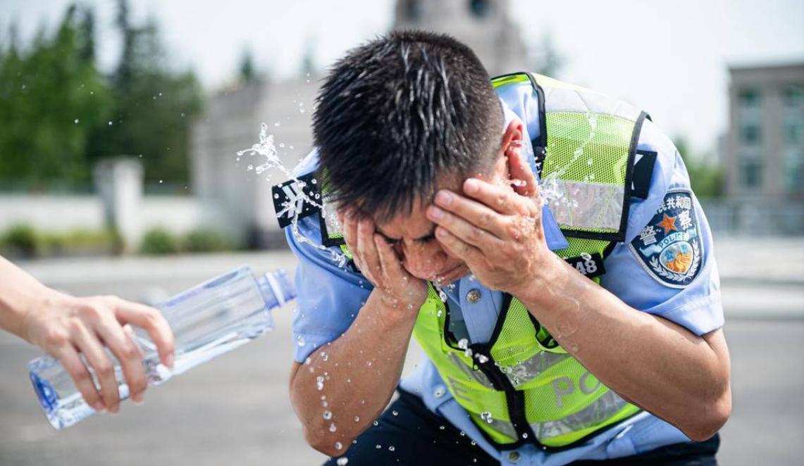 高温天气交警顶着烈日坚守岗位，真的很辛苦！向他们致敬！