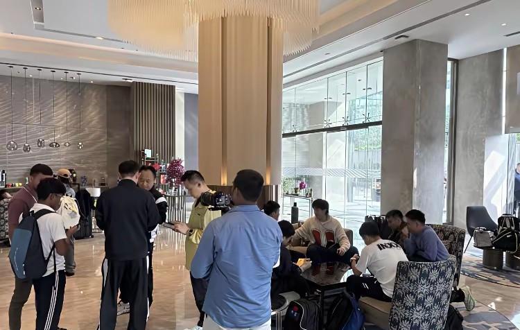 国乒大部队终于到印度了，
画面怎么那么糊呢？
是因为媒体都没跟去印度吗？
左侧快