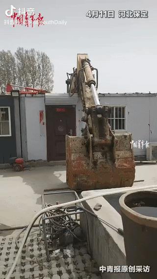 “人怎么能这么聪明！”4月11日，河北保定，一男子听说有大风来袭，担心办公板房被