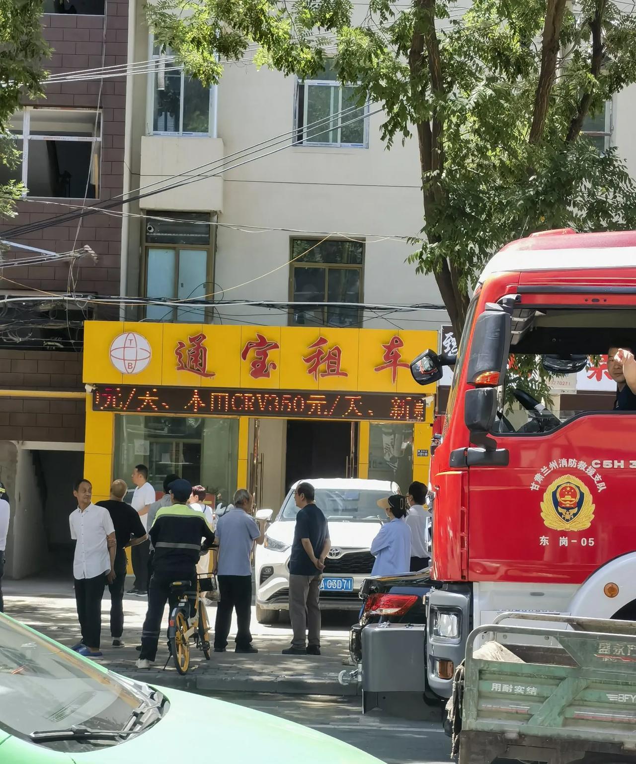 兰州麦积山路，环球中心附近，三辆消防车现场救援，有一辆是高空云梯车 。不知发生了