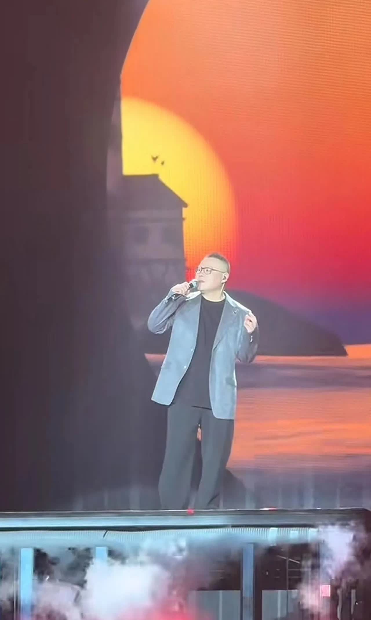 不止郭德纲没料到
就连岳云鹏自己也没料到
岳云鹏的这场演唱会竟然
如此成功