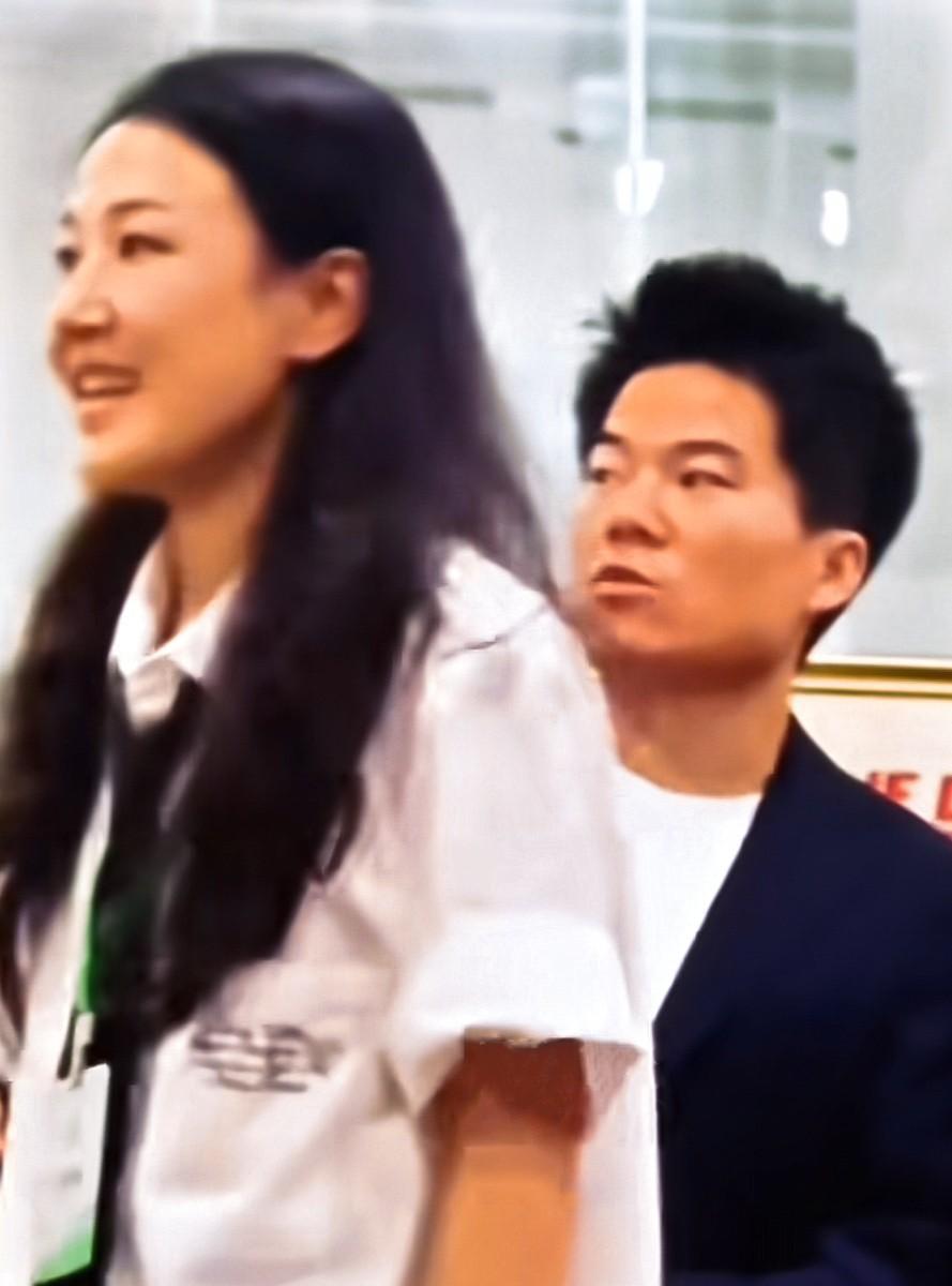 这位小姐姐经常跟随董宇辉左右，应该是成林之外的另一位助理。
她曾代表董宇辉上台领