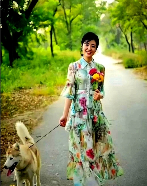 这位女郎大家认识吗？

年轻的时候，她可是观众心目中的女神，像片中的她已经56岁