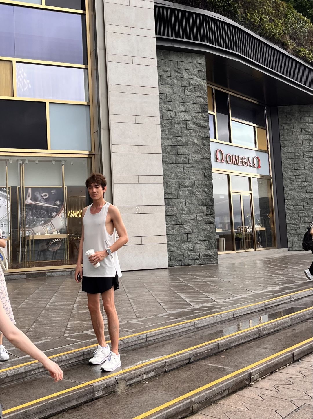 香港街头偶遇明星林更新 这哥发生了啥，减肥过度？！ 他脸变长了，眼睛也没光了。