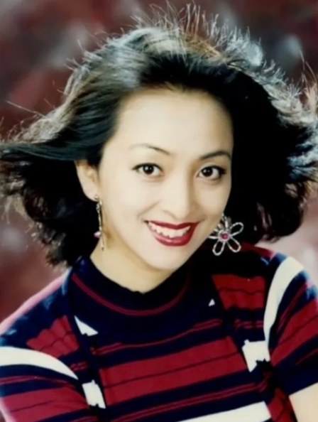 在一次访谈中，主持人问李勤勤：“你曾经和郎平一起在体校打排球，但为什么她进了国家