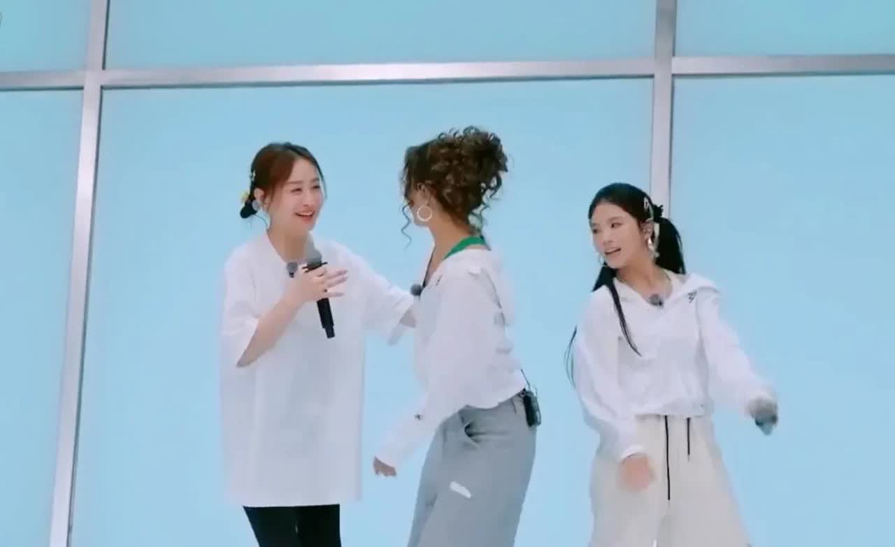 看了浪姐训练，才知道陈德容的过气是应该的……
练习室跳舞镜头都不敢给她特写，即