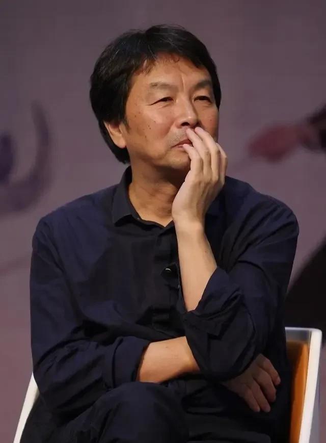 刘震云说，你找别人100条毛病对你是没有帮助的，你找别人一条优点是你没有具备的，