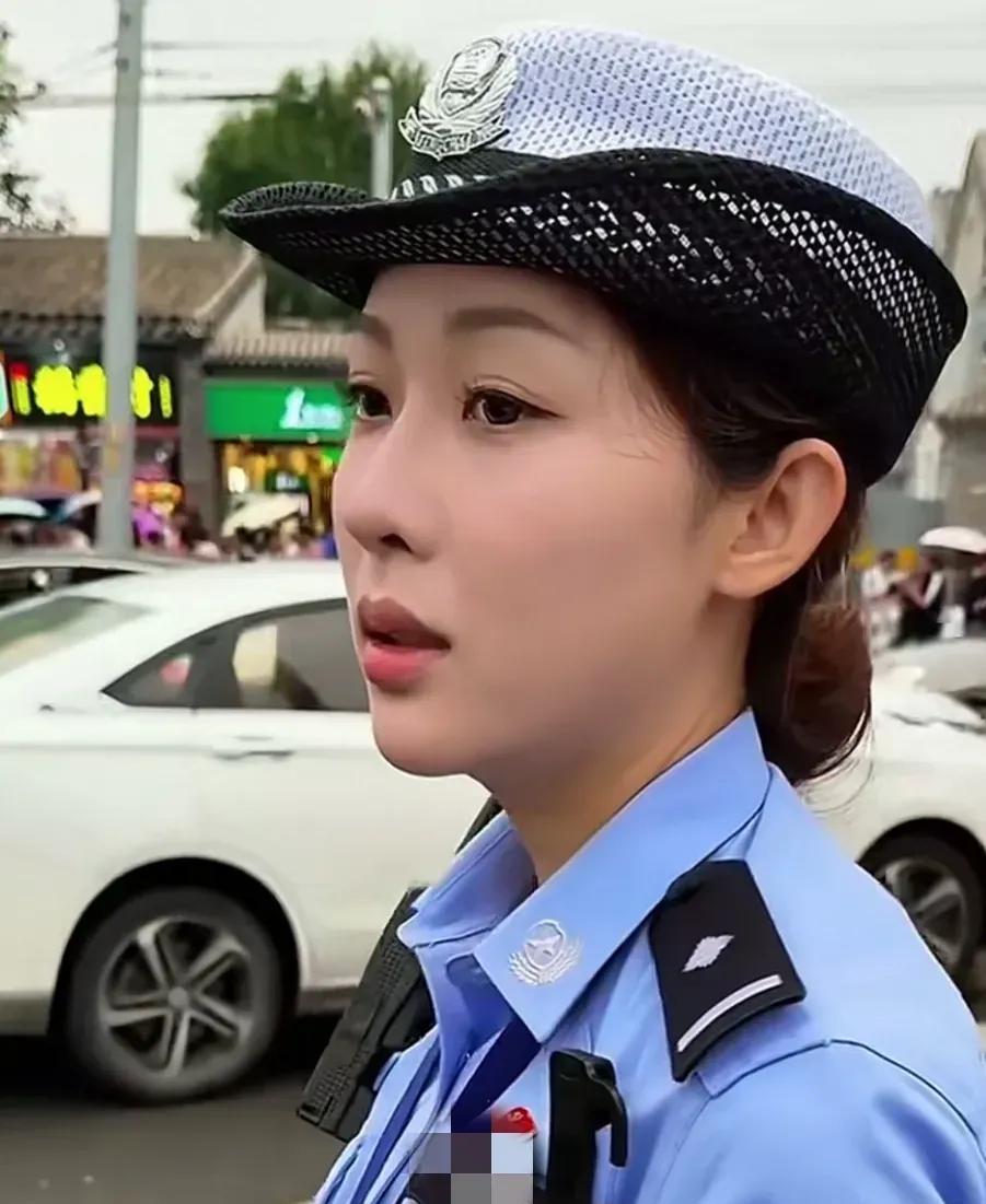 北京这位女交警确实长得漂亮，关键气质非常好，和杨紫有的一拼，而且无论声音还是神态