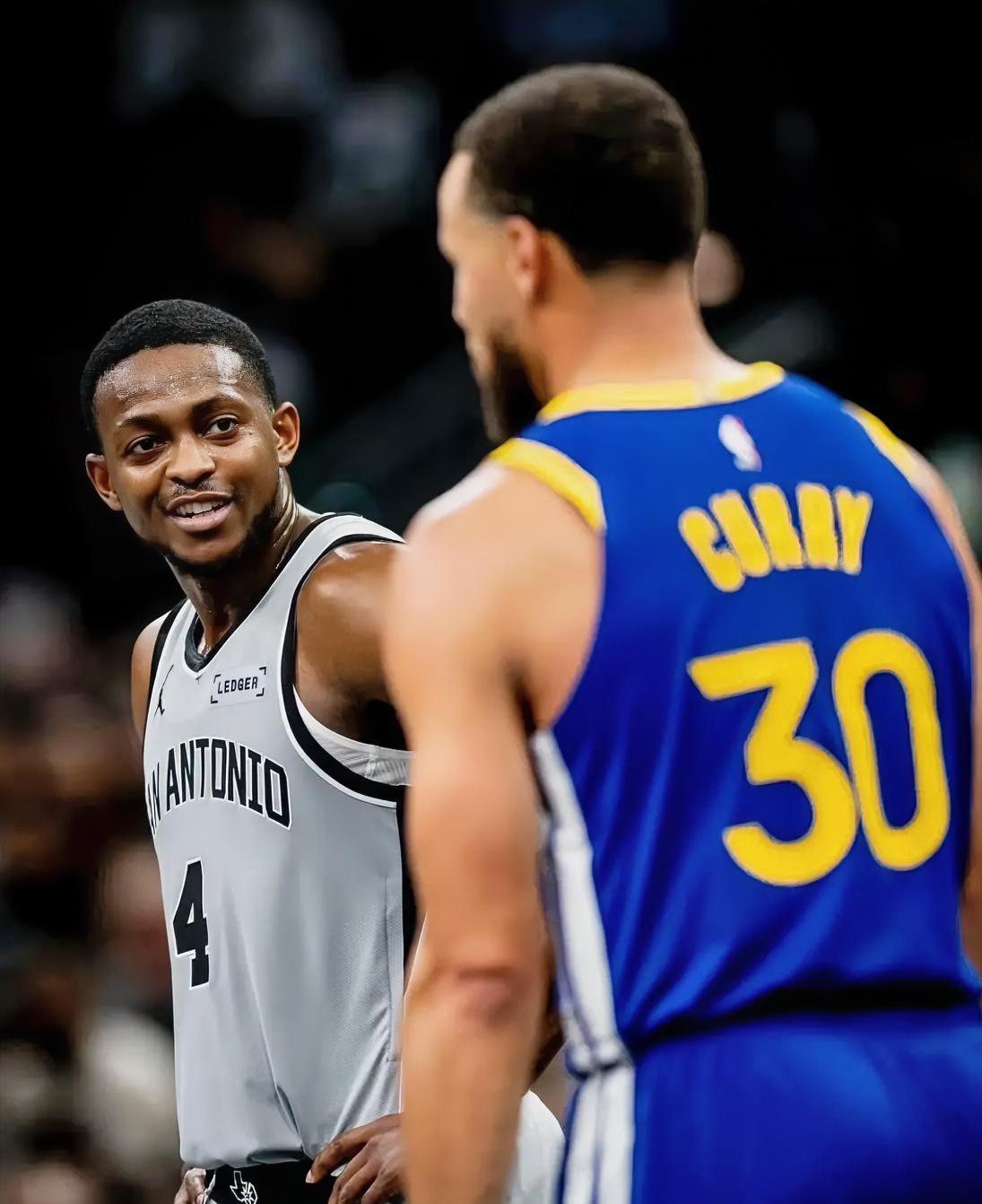 离谱决策！福克斯关键球无视核心引众怒！
谁看了不说一句离谱！比赛最后时刻马刺还领