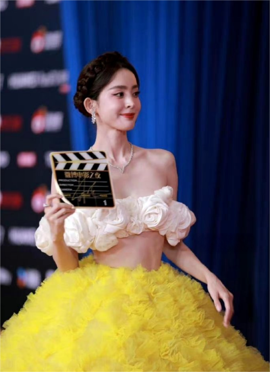 娜扎这个服装有点尴尬，总怕掉下来怎么办？ ​​​