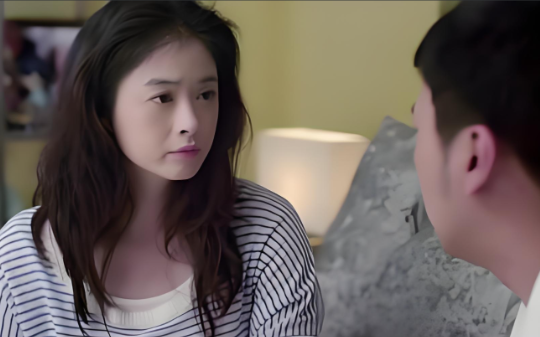 3岁女儿不小心打碎了杯子，婆婆竟向她泼开水，下一秒肠子悔青