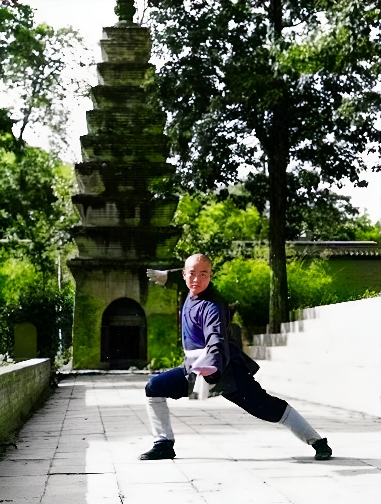 这是年轻时的释永信在少林寺练武。年轻时释永信的少林武术绝不逊于现在的少林武僧。况