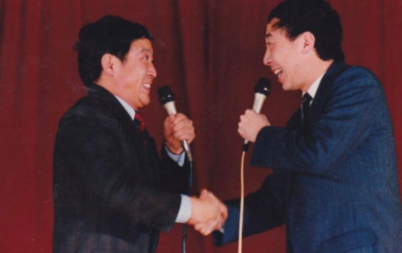 在一次采访中，牛群说：“我这辈子除了给我爸妈磕头，就是给冯巩磕过一个头。”

在