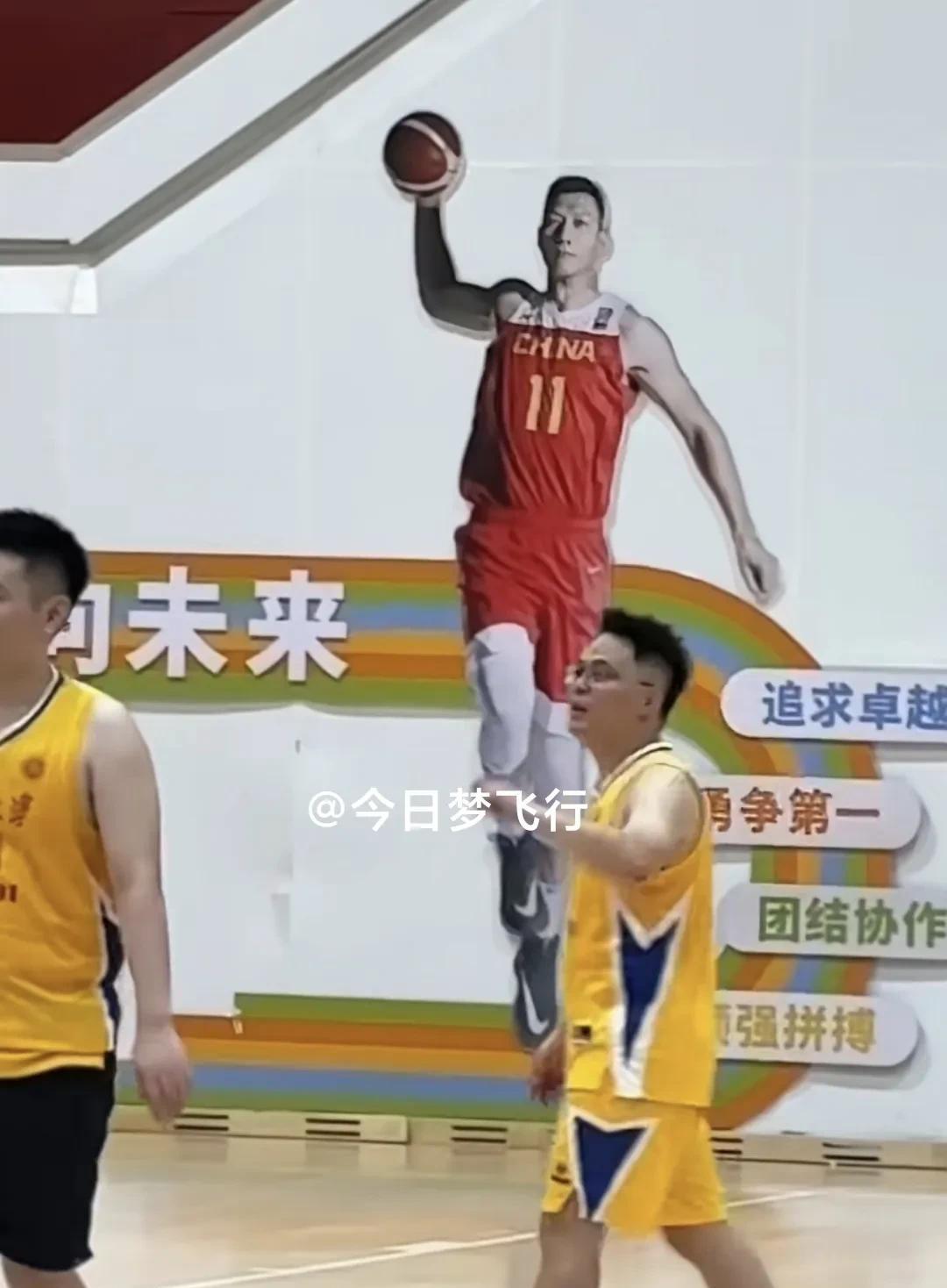 今天，易建联在深圳将出席TCL易建联杯三人篮球赛开幕式活动！
今天（6月7日），