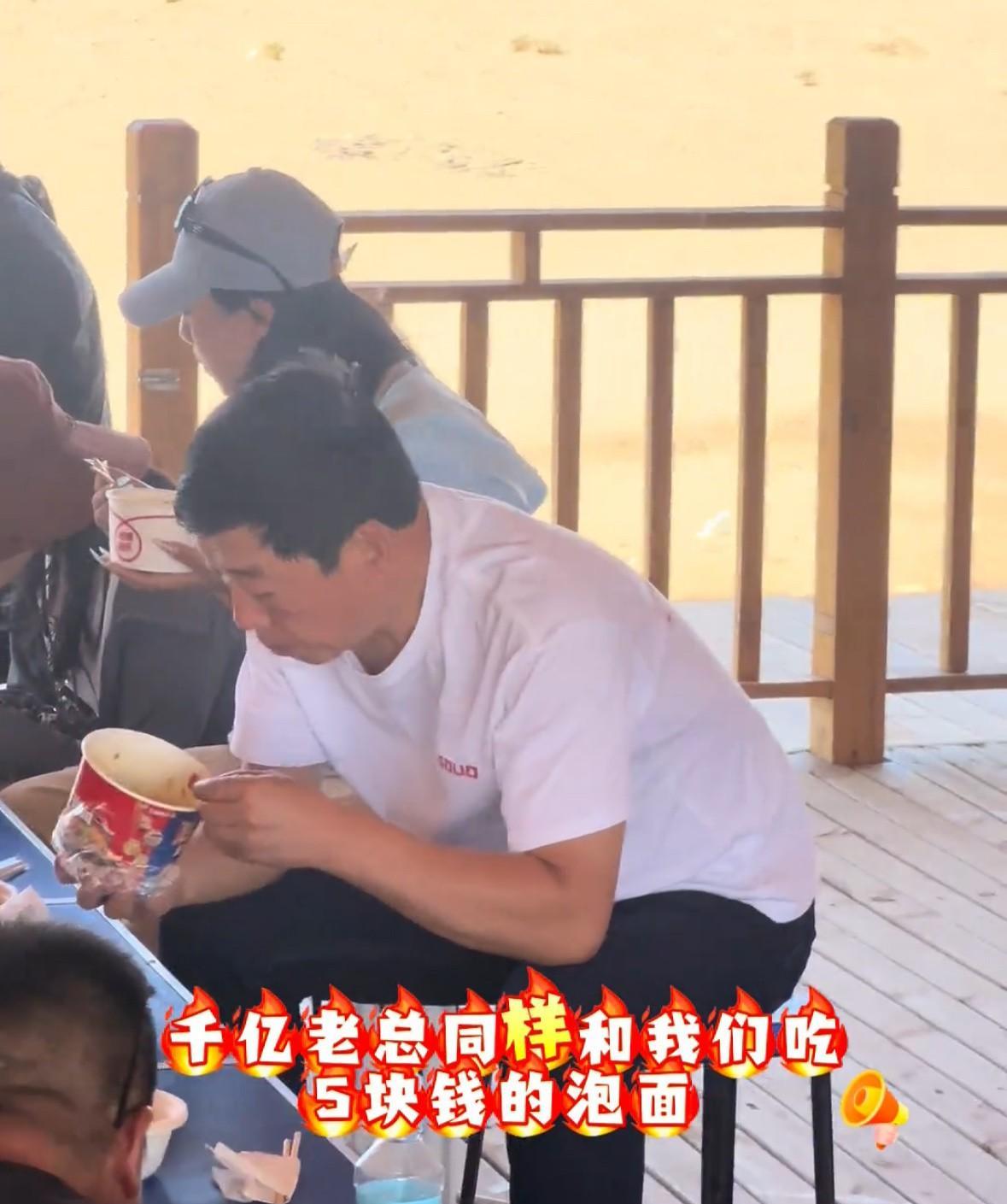 千亿总裁魏建军酒泉沙漠亲测坦克越野车，和工作人员一起吃5块钱的泡面。要知道，这可