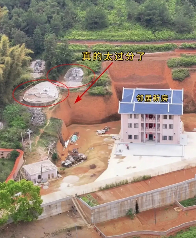 邻居趁我外出打工，在家建房连招呼都不打，就悄悄的把屋旁完成这样，上面还有我家先人
