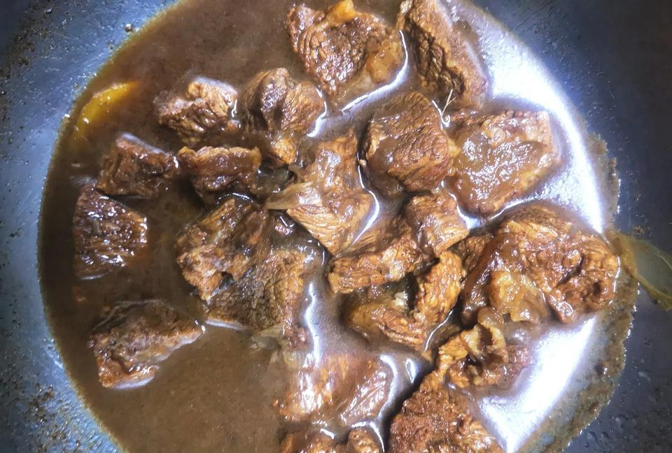 图贱买了个老牛！
老婆在路边25块钱一斤买的生牛肉，炖了两个小时了，还是咬不烂。
