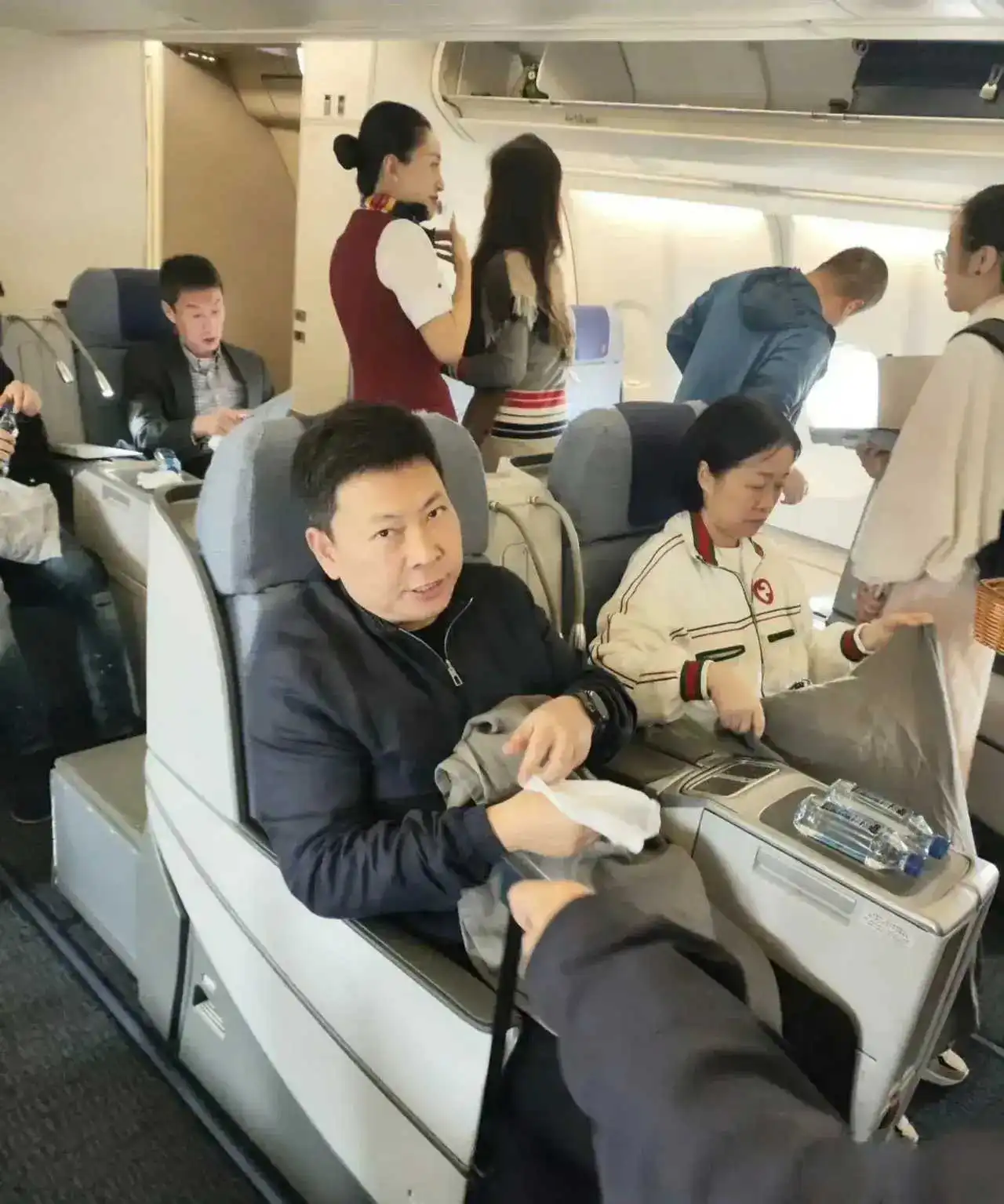这么有钱，还坐商务舱！！