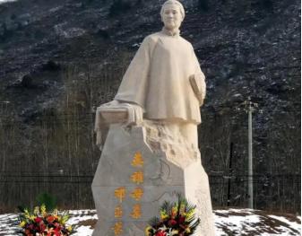 1944年，一个寡母的4个儿子都在战场上牺牲了。她把一团棉花塞进最后一个儿子嘴里