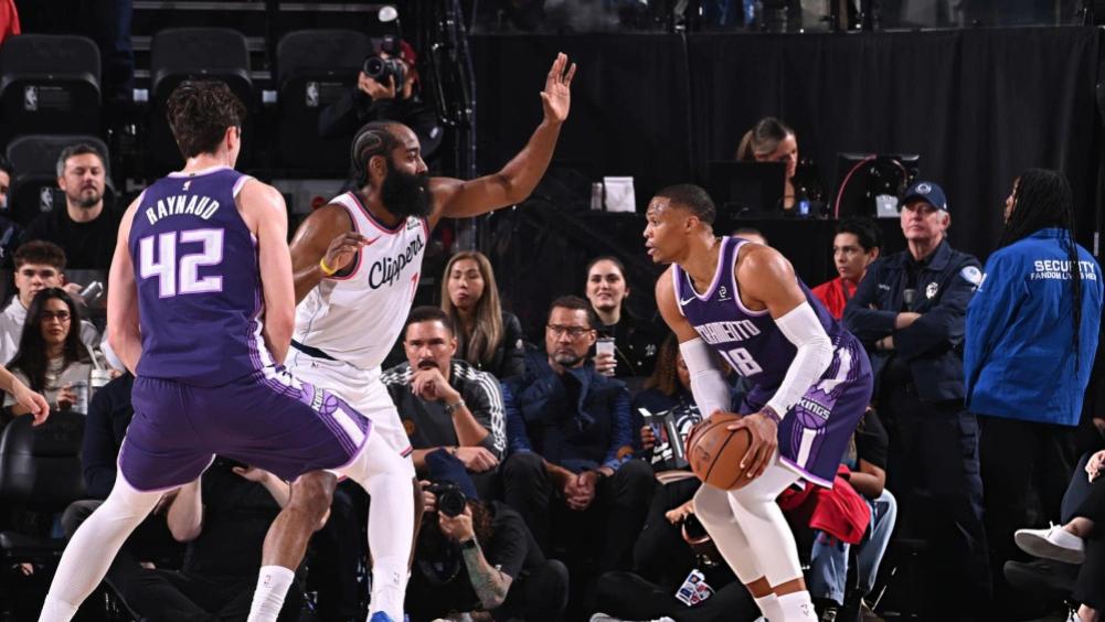 莱昂纳德爆炸秀让国王彻底傻眼？快船5连胜轻松碾压，哈登开局就嗨了