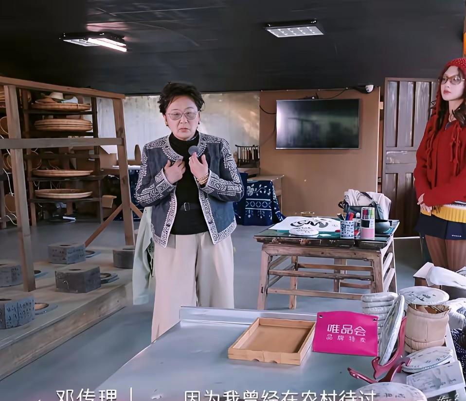 黄圣依妈妈的三观非常正，真的是个很好的人。
拍节目时茶农表示要让她们选一些茶叶当