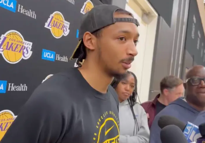 NBA常规赛，湖人将对阵活塞。
湖人球员小尼克-史密斯接受了记者采访，在谈到詹姆