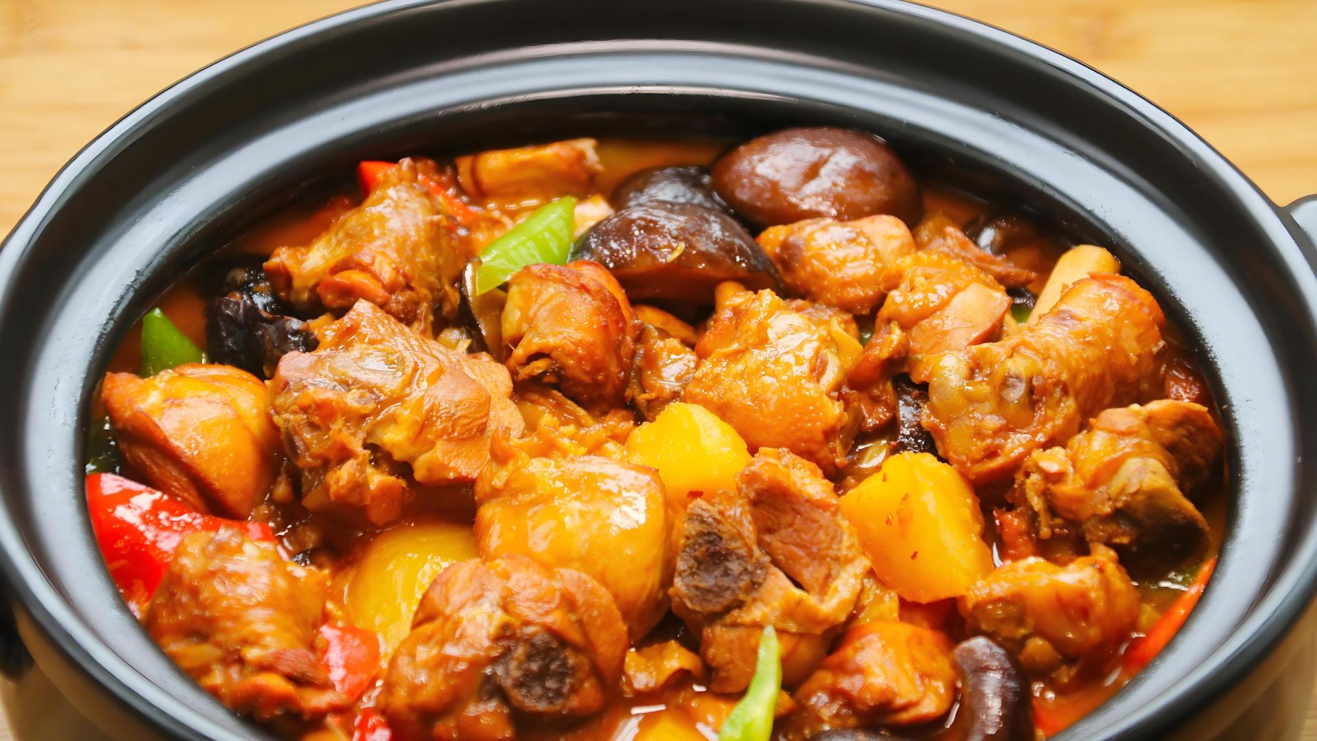 其实在杨铭宇后厨乱象爆出之前，黄焖鸡已经开始衰落了