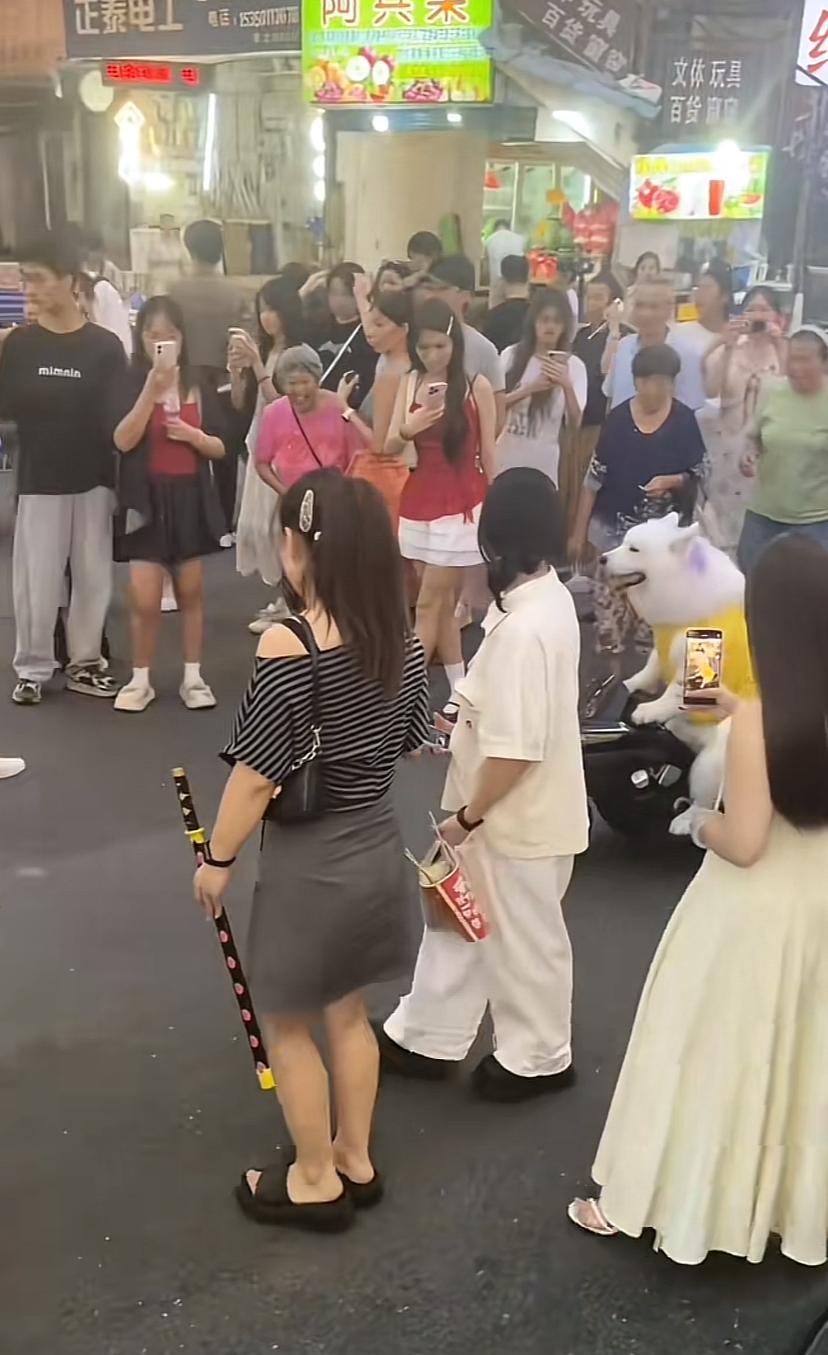 我没被狗吓到反倒是被大妈给吓到了。