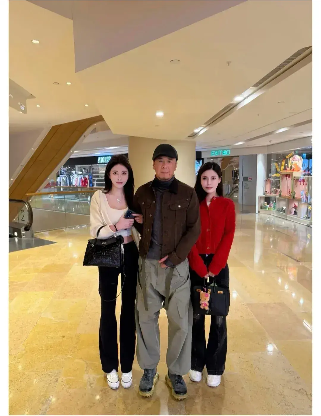杨坤，虽然人老了，但裤子很时尚。
