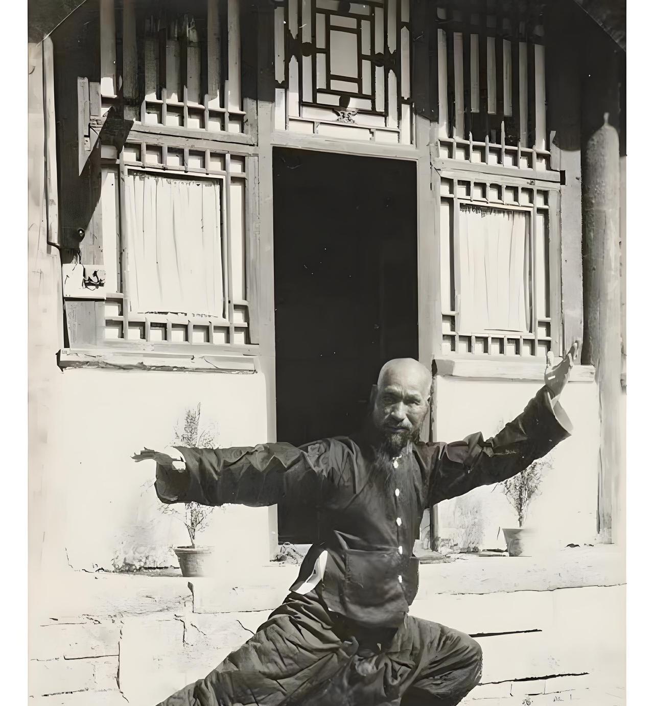 1936年，武术家寇运兴在德国柏林进行表演时，却遭到了芬兰拳击手的挑衅：如果不敢