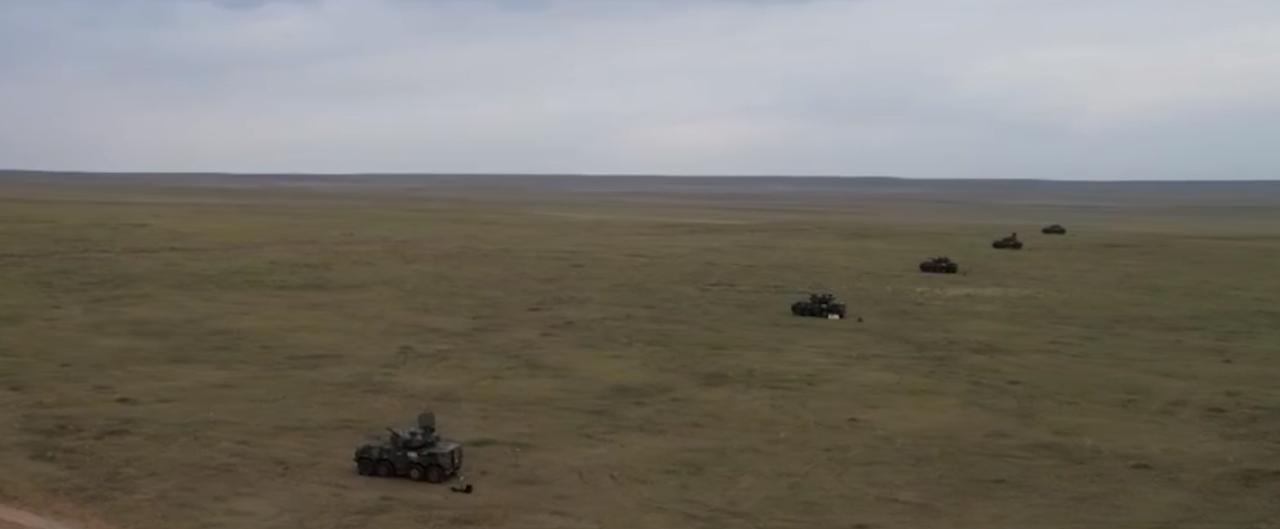 走下阅兵场的6x25弹炮结合系统防空车，大量出现在各部队的训练场上，从南到北、从