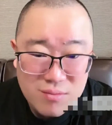 戴九安曾经说郑好不仗义，他火了到处接商演，但不带着搭档刘献伟。平时在小园子里演出