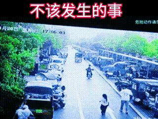 这样的爹果然不靠谱！
两个人占整整一条路！是你家客厅吗？
左边有人行道不走，父女