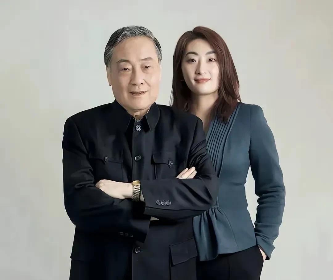 越扒事越多……
刚看到一篇文章说杜建英早在1985年就已经与一陈姓男士登记结婚了