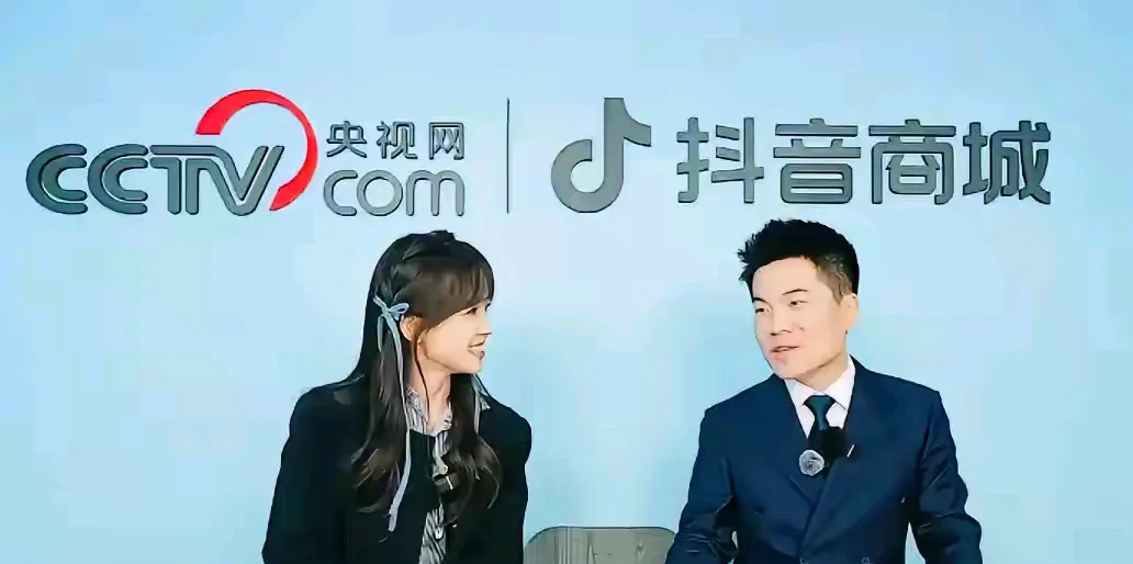 董宇辉救场引争议











直播间里，董宇辉又一次救场了！这本来是件