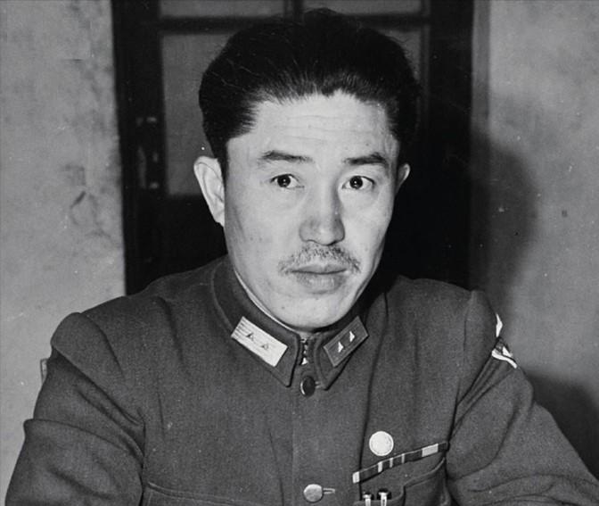 1948年10月15日中午，一架飞机飞临长春上空，丢下了一个红布袋子。不一会，曾