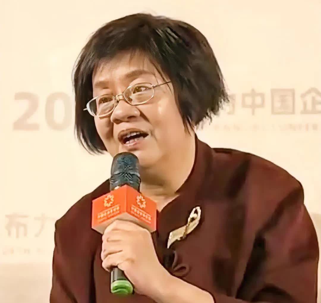俞渝这个女人才狠
李国庆高调二婚她根本不在意
因为她仅仅凭借一点就能吊打现任