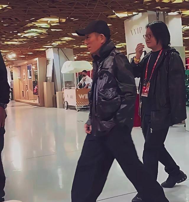 张艺谋导演现身三里屯一个餐厅，身材消瘦，面容憔悴。头戴黑色棒球帽，黑色薄款羽绒服