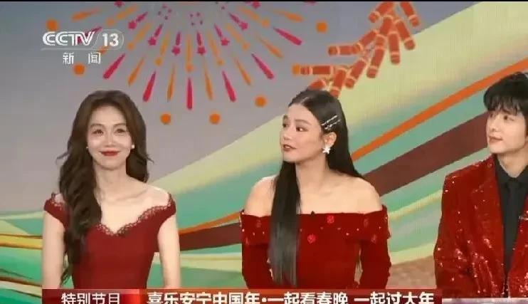 马思纯和姜妍在上春晚前一起接受采访的合照，感觉姜妍笑起来真的是好甜啊，整个人也很