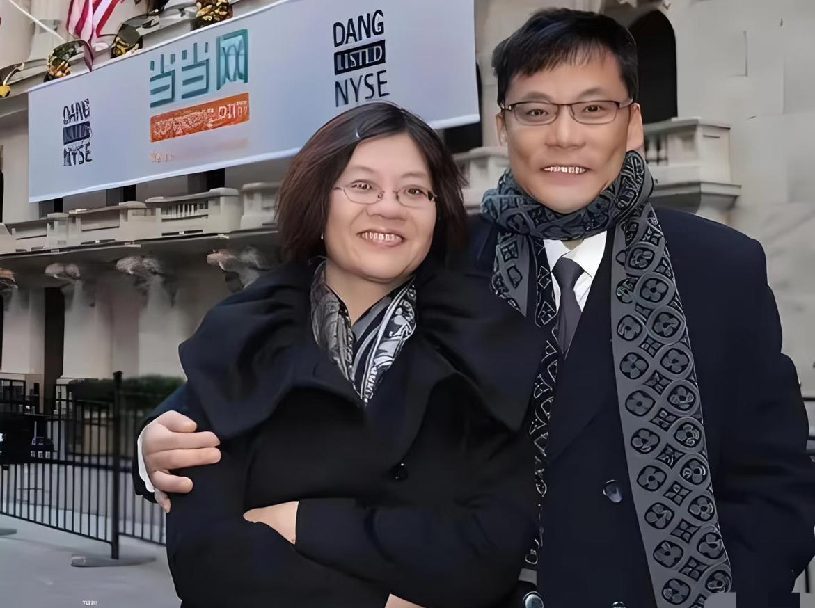 李国庆再婚
李成青这孩子，这些年夹在爹妈中间估计没少闹心，爸妈吵得人尽皆知，他这