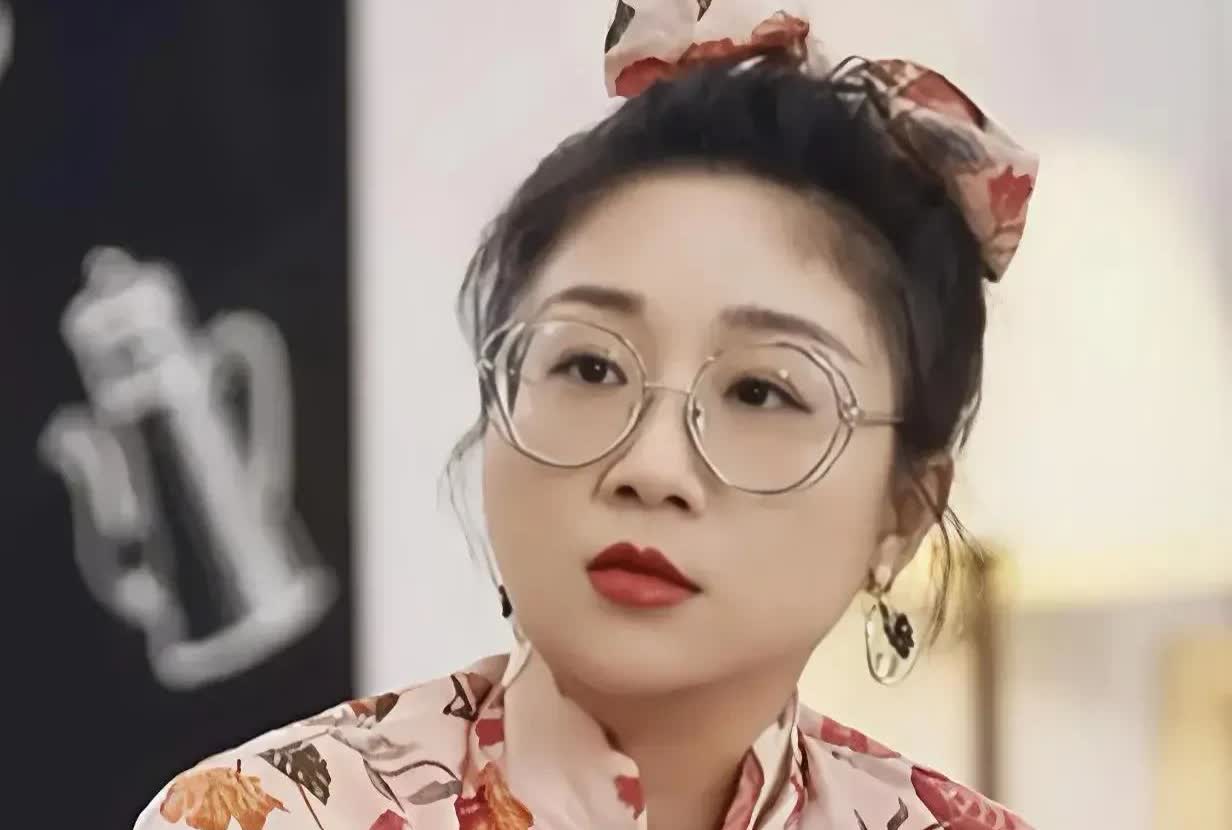 把这三人放在一块别说还真有点像，
到底是谁发明的傅首尔面相，
圆脸、略胖、吊