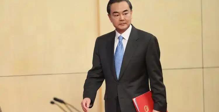 “中方绝不可能坐视俄罗斯被放倒。”这句话，最近在西方媒体疯传。俄罗斯一旦倒下，下