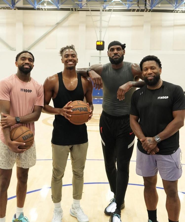 老头坏的很啊！湖人战胜76人的赛后，媒体关于詹姆斯封盖马克西的话题展开采访，詹姆