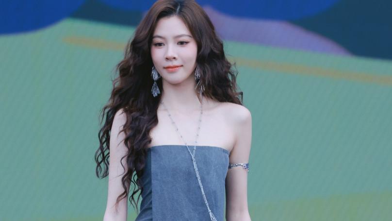 宋妍霏穿抹胸裙，短短20分钟提24次，很多女生有类似经历？