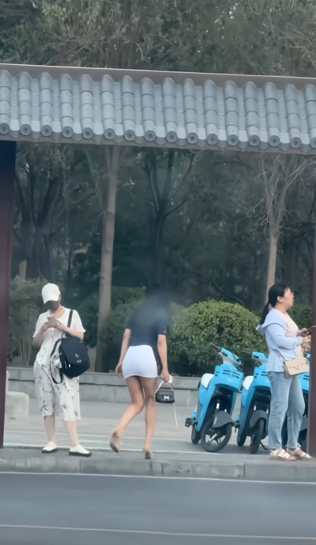 看的出来刚下班，身体很疲惫！