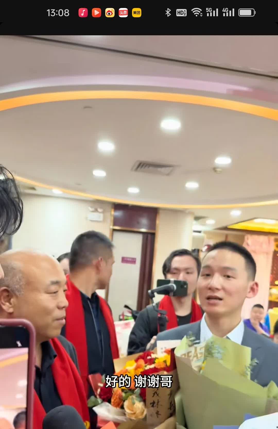 解清帅全家都来庆祝谢浩楠回家！😍他说知道谢浩楠爱运动，送了球鞋和篮球！👍
