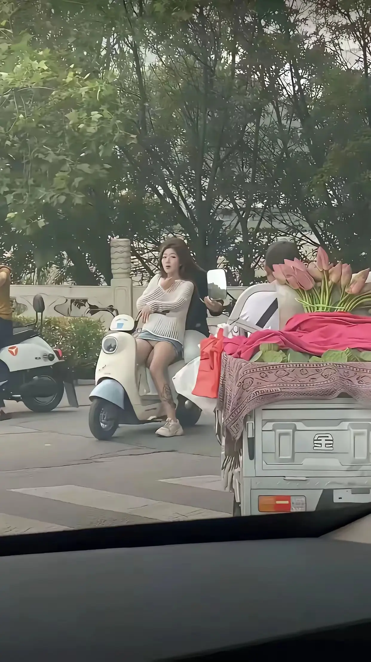再漂亮的女孩子，身上有纹身，看起来就有点别扭的感觉