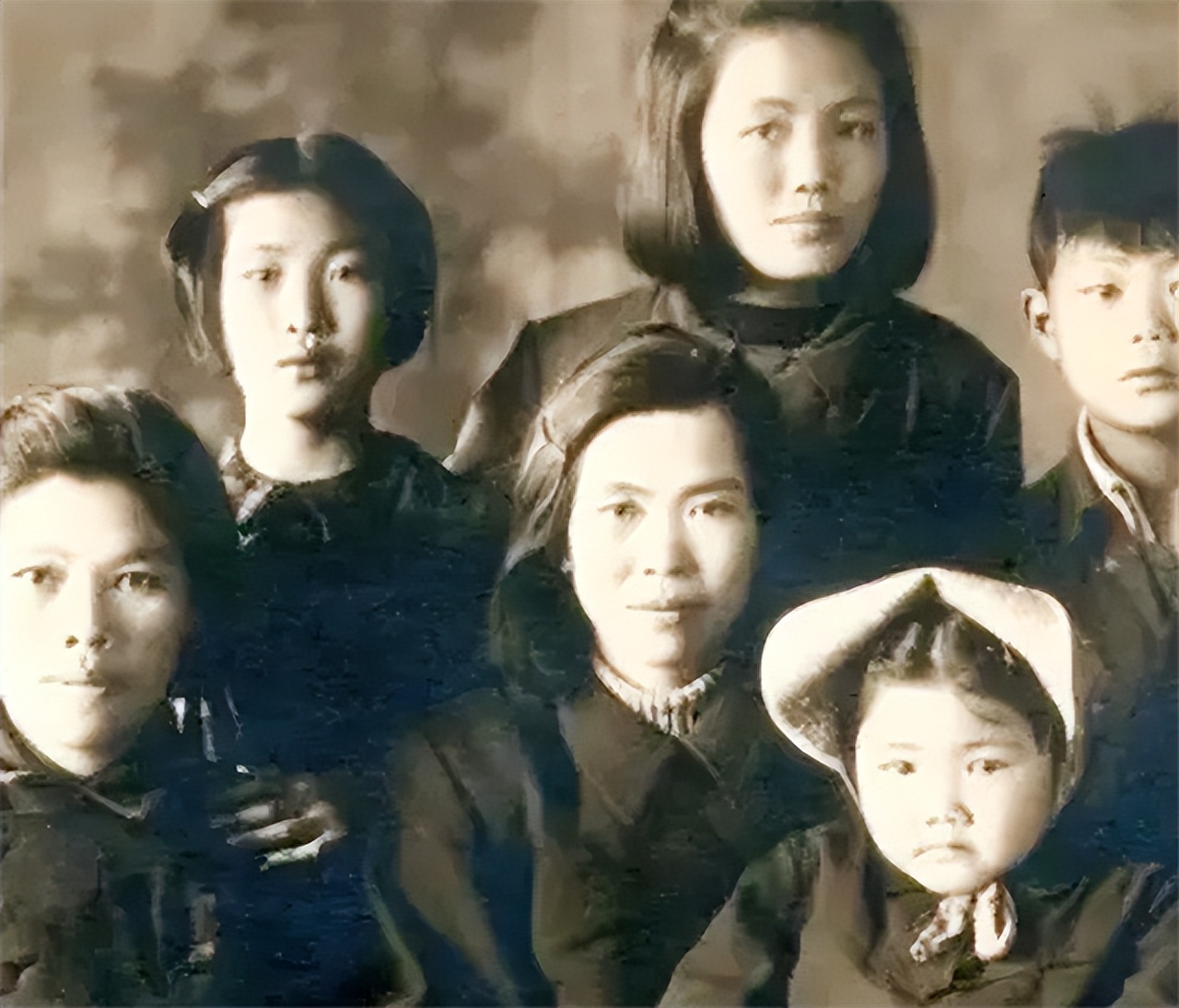 1941年，贺子珍被强行关进了疯人院。进去后她的头发被剃光，一直到出院都是光头。